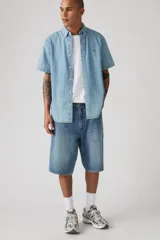 Bermuda de jean celeste, corte ancho y largo a la rodilla.