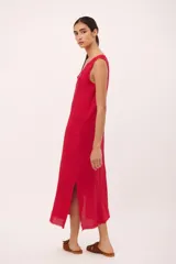 Vestido midi color borgoña, sin mangas, con escote en V, cierre frontal con botones y bolsillos laterales.