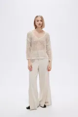 Sweater calado color beige, de algodón, con escote en V y mangas 3/4.
