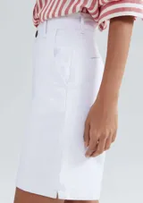 Bermuda de sarga color negro, corte chino, con bolsillos laterales y traseros.