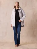 Campera impermeable color gris claro, marca Gallery. Tiene abertura central con cierre oculto y botones a presión, bolsillos delanteros y capucha plegable en el cuello.