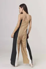 Mono largo de diseño holgado con breteles finos y escote en V. Presenta un diseño tricolor con bloques verticales en beige, negro y blanco.