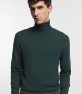 Buzo de viscosa color verde oscuro, corte slim, manga larga y cuello alto.