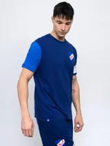 Remera de fútbol azul con mangas en celeste y escudo del Club Nacional de Football en el pecho.