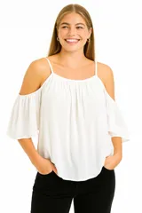 Blusa blanca con breteles finos y hombros descubiertos, corte holgado y escote redondo.