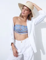Blazer blanco de lino con cuello con solapa, bolsillos sastre y mangas fruncidas.