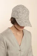Gorra con visera de lana color beige con diseño de espiga.