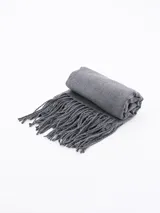 Bufanda lisa color gris con flecos en los extremos.