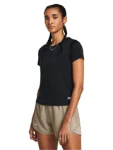 Remera deportiva Under Armour Launch Shortsleeve para mujer, color negro, de corte ajustado y tejido ligero y transpirable.