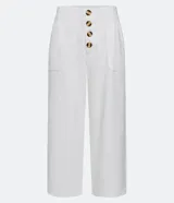 Pantalón blanco acampanado de viscosa con cintura mediana, cierre con botones y bolsillos laterales.