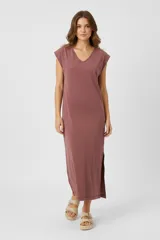 Vestido largo color ladrillo, de corte recto, con cuello en V y mangas cortas. Presenta aberturas laterales en el ruedo.
