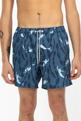 Short de baño azul con estampado de sirenas y algas, cintura elástica con cordón ajustable, bolsillos laterales y trasero con cierre, suspensor de malla fina hipoalergénica.