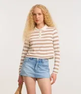 Blusa polo de manga larga con rayas horizontales color crema y marrón. Tiene cuello clásico con botones y puños con botones.