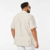 Camisa de manga corta color beige con rayas verticales, cuello mao y corte regular.
