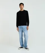 Suéter de punto color borgoña, con cuello redondo, sisas ligeramente desplazadas y bajo y puños acanalados.