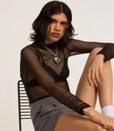 Blusa de tule transparente color negro, con cuello alto y mangas largas.