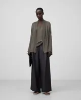 Chaqueta tipo kimono de punto metalizado color gris con viscosa. Manga japonesa.