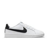 Championes urbanos Nike Court Royale, color blanco con detalles en negro, con logo "Swoosh" característico en los laterales y suela de goma.