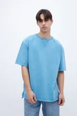 Remera celeste con cuello redondo y mangas cortas, de corte oversize.