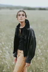 Campera de cuero vacuno color crudo con corderito en la solapa y costuras a mano.