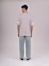 Remera negra de corte holgado con mangas cortas y dos rayas blancas en cada manga.