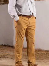 Pantalón de gabardina color gris, corte recto, con bolsillos laterales y traseros.