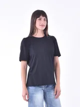 Remera negra de cuello redondo y manga corta con detalle de bordado inglés en las mangas.