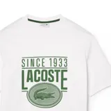 Camiseta blanca de algodón Lacoste con cuello redondo y estampado frontal con el logo de la marca y la leyenda "Since 1933" en verde.