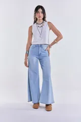 Pantalón de jean celeste, corte wide leg, tiro alto y sin lycra.