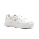 Championes urbanos blancos con detalles dorados, cordones blancos y suela blanca con estrías horizontales.