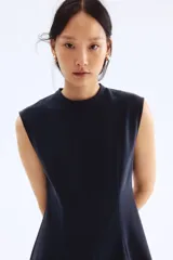 Vestido mini sin mangas color azul marino, de corte entallado con costuras moldeadoras en el frente y la espalda, escote redondo, cierre oculto en la espalda y falda acampanada con inserciones.