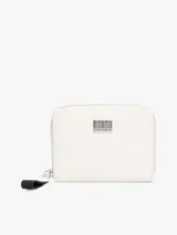 Billetera Tommy Jeans color blanco, con cierre de cremallera, dos compartimentos principales, bolsillo interior con cremallera, múltiples ranuras interiores para tarjetas e insignia de Tommy en la parte delantera.