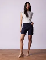 Short negro de gabardina elastizada con pretina ancha y bolsillos delanteros.