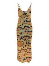 Vestido midi ajustado con escote en V y tirantes finos, con estampado abstracto en tonos naranja, amarillo y negro.