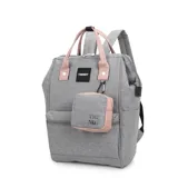 Mochila de tela canvas gris con múltiples bolsillos, incluyendo bolsillo posterior anti-robo y monedero incluido.
