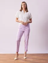 Pantalón verde esmeralda de gabardina elastizada, marca Zac & Rachel. Corte recto, pretina ancha pespunteada, bolsillos simulados y largo al tobillo.