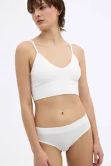 Bralette color piel acanalado, sin aro y con copas removibles.