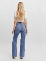 Pantalón de jean celeste de pierna ancha con roturas en las rodillas.