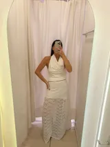 Pollera larga de encaje blanco con forro corto.