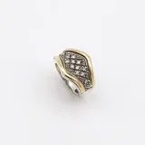 Anillo de plata con detalles en oro y circonias.