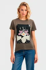 Remera color marrón con estampado de una mujer con gafas y collar de perlas.