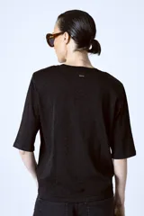 Camiseta negra de mangas cortas y cuello redondo.