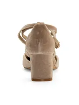 Zapato de tacón beige con punta fina, tiras cruzadas en el empeine y ajuste con hebilla en el tobillo.