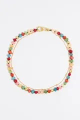 Collar de doble cadena dorada con cuentas de colores y cierre de mosquetón dorado.