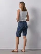 Bermuda estampada azul con diseño de líneas verticales blancas, marca Zac & Rachel. Tiene pretina ancha elastizada.