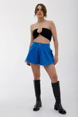 Short de jean azul francia con corte evasé y ruedo desflecado.