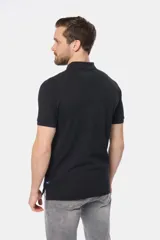 Remera polo de piqué lisa color rojo, con cuello en rib y botones personalizados.