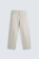 Pantalón de jean color beige, corte recto y relajado, con cintura ajustable con cordón interior, cinco bolsillos, efecto lavado y cierre frontal con cremallera y botón.