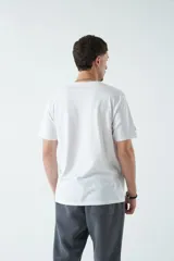 Remera gris oscuro con logo 'mistral' estampado en relieve color ladrillo.