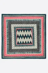 Chal cuadrado con estampado geométrico multicolor y flecos en los bordes. Composición: 74% Algodón / 26% Lino. Medidas aproximadas: 120 x 120 cm.